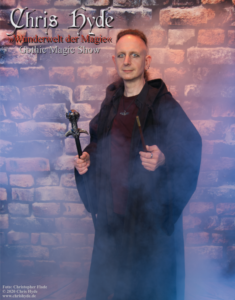 Chris Hyde im Zauberermantel